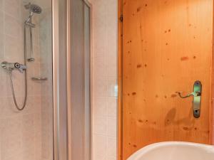 蒂罗尔-基希贝格Rettenstein的带淋浴、盥洗盆和浴缸的浴室