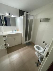 塔里法Casa Kizkur的浴室配有卫生间、盥洗盆和淋浴。