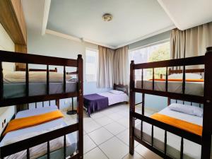 贝洛奥里藏特Trem bão de dormir hostel的客房设有三张双层床和一扇窗户。