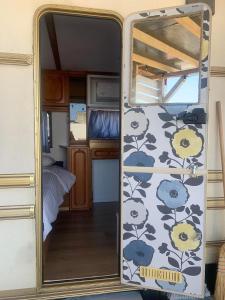 切尔诺莫雷茨Beach hub caravans Gradina的一间小房子的敞开门,卧室