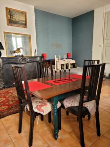 索米尔Studio Séquoia au pied du Château的一间带木桌和椅子的用餐室