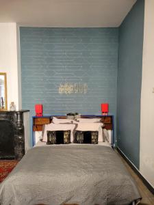 索米尔Studio Séquoia au pied du Château的一间卧室设有一张蓝色墙壁的大床