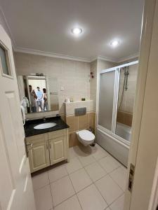 阿拉尼亚goldcity yazlık daire alanya Türkiye的浴室配有卫生间、盥洗盆和淋浴。