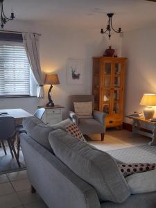 East BudleighDelightful Devon Cottage的客厅配有沙发和桌子