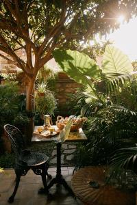 维泰博La casetta di Giusy - Alloggio turistico的花园内摆放着桌椅和食物
