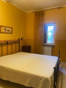 维耶斯泰阿扎罗讷农家乐的一间卧室设有一张床和一个窗口