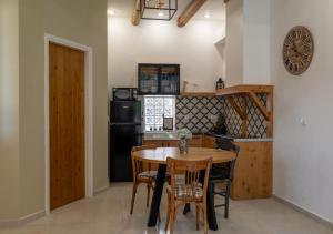 FaneroméniFragma suite的厨房以及带桌椅的用餐室。