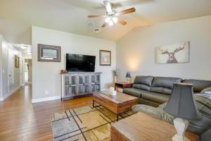 拉勒米Laramie Vacation Rental about 4 Mi to Downtown!的带沙发和平面电视的客厅