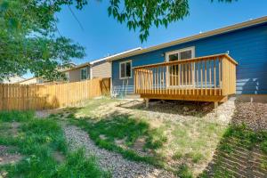 拉勒米Laramie Vacation Rental about 4 Mi to Downtown!的蓝色的房子,设有木甲板,毗邻围栏
