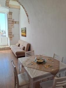 普蒂尼亚诺A Levante的客厅配有桌子和沙发