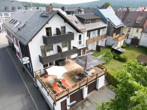 比绍夫斯格林Landhotel Jägerhof的屋顶房屋的空中景致