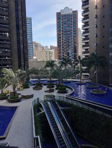 福塔莱萨Clarke's Landscape Apartment 303 Gold B Nascente Sombra的享有棕榈树和建筑的城市美景