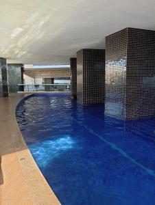 福塔莱萨Clarke's Landscape Apartment 303 Gold B Nascente Sombra的大楼内一个蓝色的大型游泳池