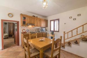 La Dimora degli Dei的厨房以及带木桌的用餐室。