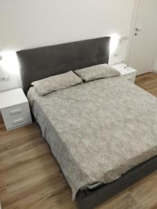 奥尔比亚Le pergole的一间卧室配有一张带2个床头柜的大床
