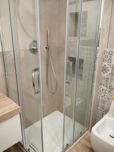 奥尔比亚Le pergole的浴室里设有玻璃门淋浴