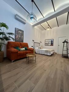 科尔多瓦Apartamentos Casa el Gorras的客厅配有沙发和1张床