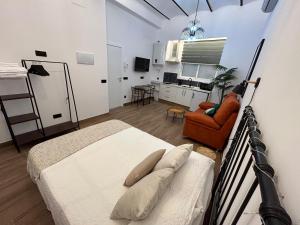 科尔多瓦Apartamentos Casa el Gorras的一间卧室设有一张床和一间客厅。