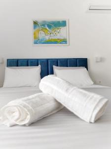 奥瑞比克Holiday home Maslina的一张带白色床单和枕头的床