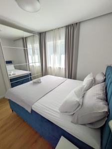 奥瑞比克Holiday home Maslina的一间卧室配有一张带枕头的大床