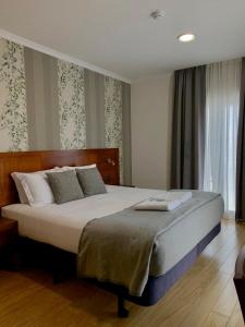 韦迪堡维拉韦德酒店的一间卧室,卧室内配有一张大床