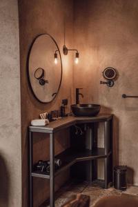 聚特芬Broederenklooster的一间带水槽和镜子的浴室