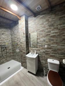 隆达Alojamiento cerro d la salina的浴室配有卫生间、盥洗盆和浴缸。