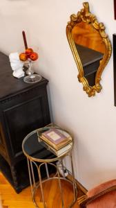 蒂米什瓦拉Maxim's place的墙上的镜子,旁边是桌子和凳子