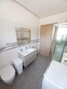 圣萨尔沃BELLAVISTA House的浴室配有卫生间、盥洗盆和淋浴。