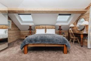 牛津Owl Barn的一间卧室配有一张床和一张书桌