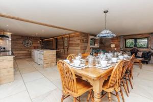 牛津Owl Barn的一间带木桌和椅子的用餐室