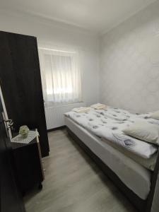 豪伊杜索博斯洛Stella Apartman的一间卧室设有一张大床和一个窗户。
