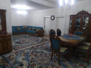 纳希切万House in Nakhchivan city, Azerbaijan的客厅配有蓝色的沙发和桌子