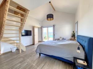 BilieuGîte Le Panoramique的一间卧室设有蓝色的床和楼梯。