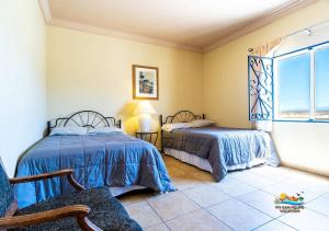 圣费利佩Beautiful ocean view, Jerry`s condo 3的一间卧室设有两张床和窗户。