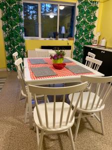 IideTorgu Royal Guesthouse的餐桌、椅子、桌子和椅子