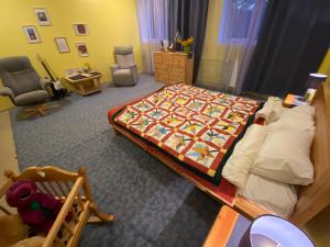 IideTorgu Royal Guesthouse的一间卧室配有床,床上装有被子