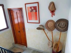 Lucena del CidCa l'Èndula的一间设有木门和挂在墙上帽子的房间