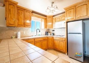 圣费利佩Beautiful ocean view, Jerry`s condo 3的厨房配有木制橱柜和冰箱。