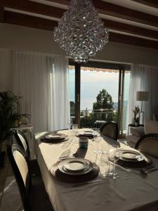 蒙特勒Villa Montreux的餐桌、白色桌布和酒杯