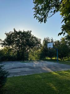 KriževciTomasova kuća的田野中央的篮球架