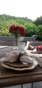 佩里格Côté jardin的一张桌子上放着一团红玫瑰花