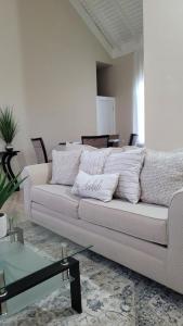 法尔茅斯The Perfect Spot的白色的客厅配有沙发和桌子