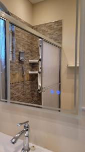 法尔茅斯The Perfect Spot的浴室水槽上方的镜子和吹风机
