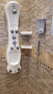 法尔茅斯The Perfect Spot的带淋浴和卫生间的浴室