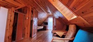 波别罗沃Kama Pobierowo的小木屋内的一个房间,设有楼梯