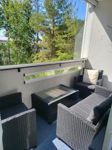 科特卡Apartment in Kotka的阳台配有桌椅和窗户。