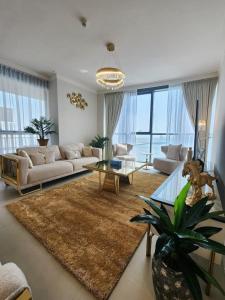 迪拜ROYAL APARTMENTS DUBAI的客厅配有沙发和桌子