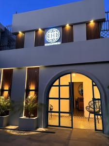 圣多明各HOSTAL BOUTIQUE 53的拱门建筑的入口