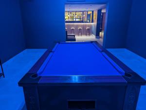 尚克林Mayfair Hotel - Isle of Wight的蓝色灯室里的乒乓球桌